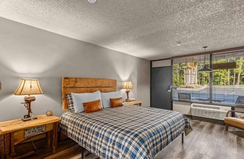 Eureka Springs Apartment | Stonegate Lodge W Pool & Outdoor Firepits Room #201