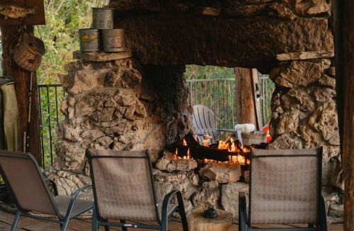 Eureka Springs Apartment | Stonegate Lodge W Pool & Outdoor Firepits Room #201