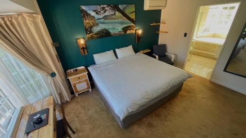 West Beach House | Storms River room Blouberg, own Bathroom, no load shedding