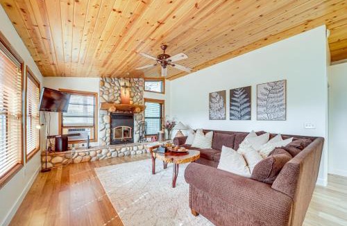 Strawberry House | Strawberry Hideaway in the Pines w/Hot Tub!