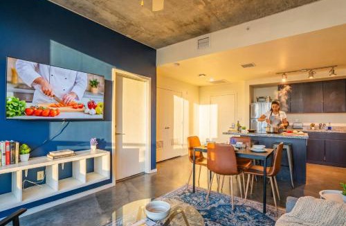 Evans Churchill Apartment | Striking 2BD - CDT- Gym, Pool, Parking - Sleep8