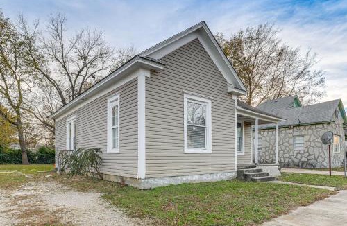 Joplin House | Stroll to Main St Eats! Pet-Friendly Joplin Escape