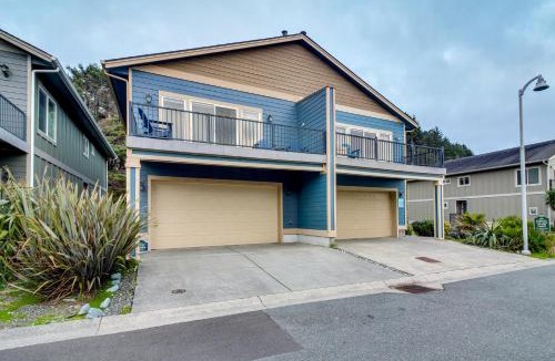 Gold Beach House | Stroll to Shore: Retreat w/Balcony in Gold Beach