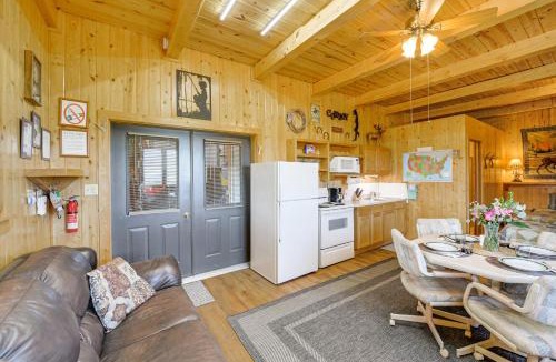 Cora Apartment | Studio Cabin w/Mtn Views by the Green River!