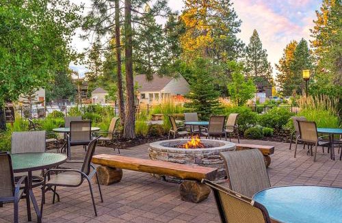 Bend Apartment | Studio condo with access to shared pools hot tubs close to Mt Bachelor