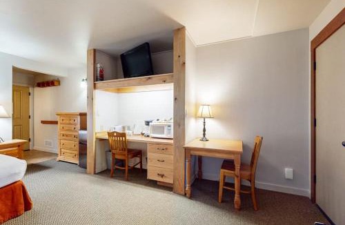 Bend Apartment | Studio condo with access to shared pools hot tubs close to Mt Bachelor