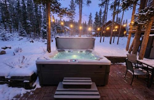 Blue River House | Stunning 4 BR Home Mountain Views Tranquil Setting