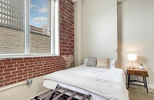 Downtown Des Moines Apartment | Stunning Downtown Studio with Rooftop Patio