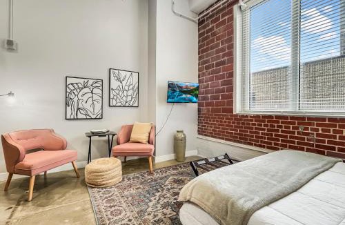 Downtown Des Moines Apartment | Stunning Downtown Studio with Rooftop Patio