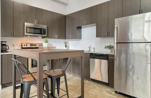 Downtown Des Moines Apartment | Stunning Downtown Studio with Rooftop Patio
