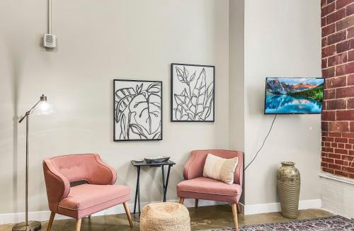 Downtown Des Moines Apartment | Stunning Downtown Studio with Rooftop Patio