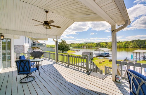 Mid America House | Stunning Lake Hamilton Getaway w/Hot Tub!