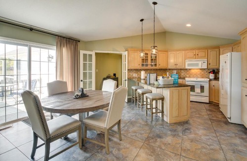 Mid America House | Stunning Lake Hamilton Getaway w/Hot Tub!