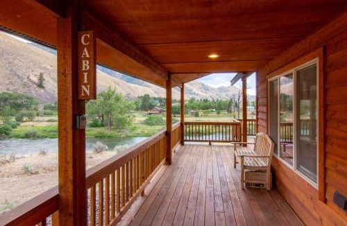 Salmon House | Stunning Salmon Riverfront Cabin
