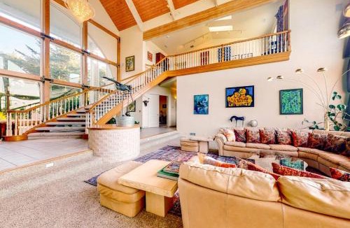 Florence House | Stunning Spacious Riverfront House with Private Sauna