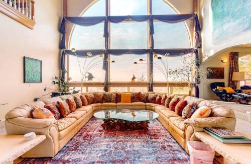 Florence House | Stunning Spacious Riverfront House with Private Sauna