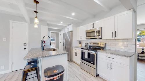 Southeast House | Stunning Upper Family Unit with King Beds & Yard
