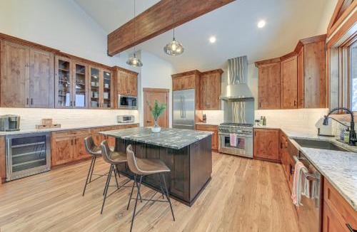 Sandpoint House | Stunning View! Peaceful & Modern Schweitzer Chalet