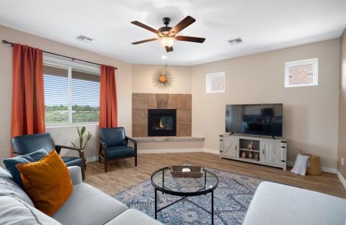 Cottonwood House | Stunning Views with Hot Tub in a Great Location 3 bed 3 bath