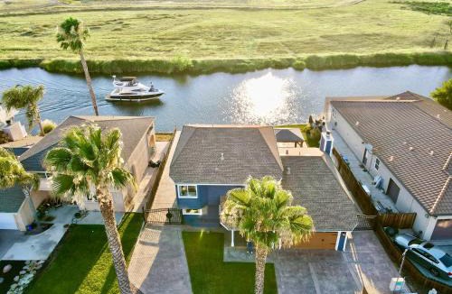 Discovery Bay Villa | Stunning Waterfront 3BR Retreat - Perfect Getaway