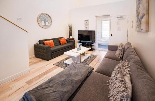 Wilshire Apartment | Stylish 1 Bedroom Loft in Hollywood Near Downtown LA