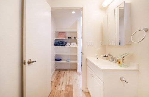 Wilshire Apartment | Stylish 1 Bedroom Loft in Hollywood Near Downtown LA