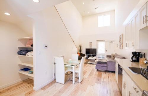 Wilshire Apartment | Stylish 1 Bedroom Loft in Hollywood Near Downtown LA