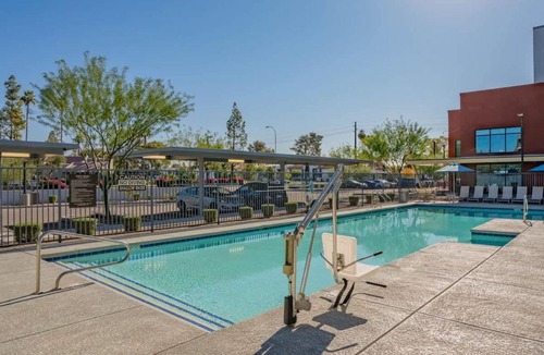 Tempe Apartment | Stylish 1BD - Balcony, Pool, Gym, W-D - Sleeps 4