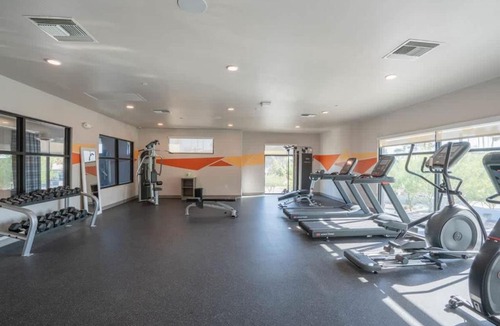 Tempe Apartment | Stylish 1BD - Balcony, Pool, Gym, W-D - Sleeps 4