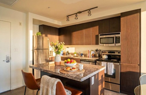 Evans Churchill Apartment | Stylish 1BD - Central Downtown - Gym, Pool, Parking