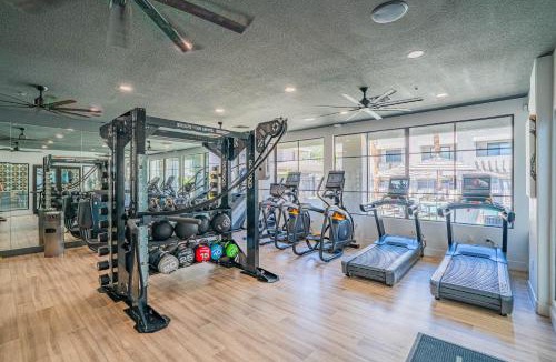 Glendale Sports and Entertainment District Apartment | Stylish 1BD Walk to Westgate Pool Gym WD