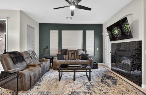 Talon Retreat House | Stylish 2BR and 2BA Private Condo Getaway
