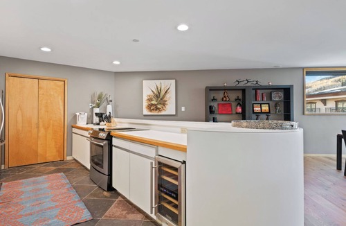 Vail Condo | Stylish 2BR High-Floor Vail Mountain Views Modern Comfort & Balcony
