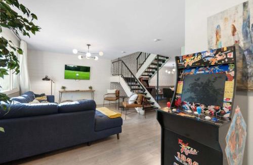 Casa Granada Townhouses House | Stylish 4BR Oasis Hot Tub Fire Pit & Arcade