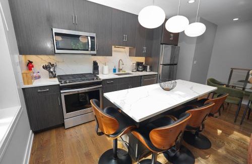 University Village / Little Italy Apartment | Stylish 5BR West Loop Retreat with Optional Parking