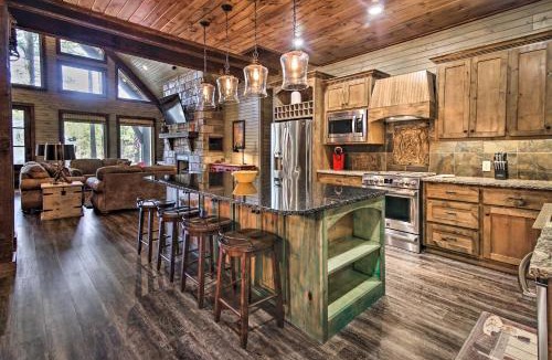 Hochatown House | Stylish Broken Bow Cabin w/Hot Tub + Fire Pit!