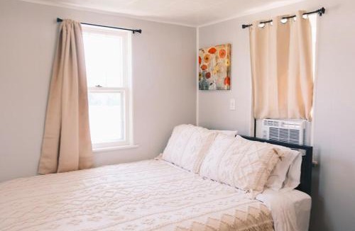 St Ignace House | Stylish Cabin by Mackinac