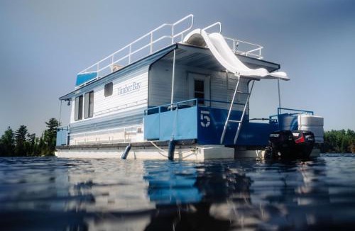 Babbitt Boat Rental | Stylish Classic Bunk House - Floating Boat - Fast Wi-Fi HB05