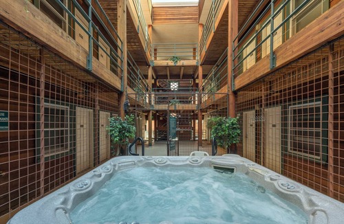 Telluride Condo | Stylish Convenience in Heart of Town | Steps To Gondola, Main St, Covered Parking.