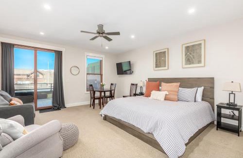 Grand Lake Apartment | Stylish Grand Lake Retreat - King Bed - Walk to Lake