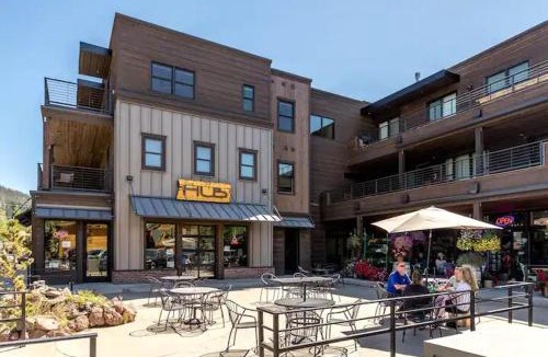 Grand Lake Apartment | Stylish Grand Lake Retreat - King Bed - Walk to Lake
