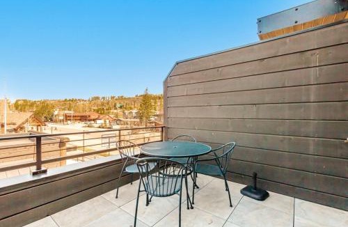 Grand Lake Apartment | Stylish Grand Lake Retreat - King Bed - Walk to Lake