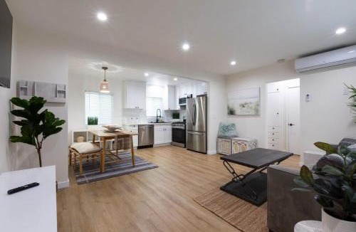 Alamitos Beach Apartment | Stylish Long Beach Retreat Walk to Beach Bars