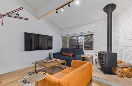 Mammoth Lakes Apartment | Stylish Mammoth 1BR & Loft With Fireplace
