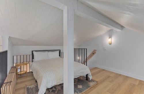 Mammoth Lakes Apartment | Stylish Mammoth 1BR & Loft With Fireplace
