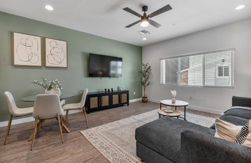 Camelback East House | Stylish Phoenix Suite by Zenia Stays - Central & Cozy Escape