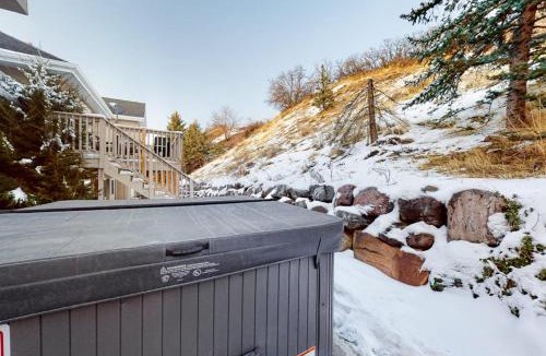 Cottonwood Heights House | Stylish Ski Retreat with a Gas Fireplace Fast WiFi Private Hot Tub & Patio