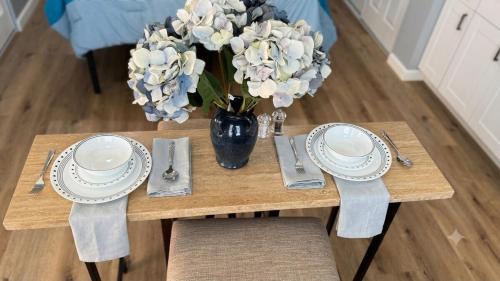 Riviera - Westchester Apartment | Stylish Studio in Oleander Close to Downtown