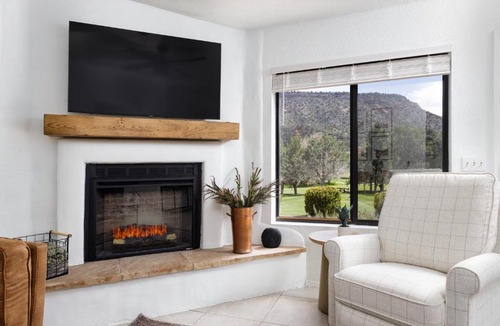 Oak Creek House | Stylish Townhome on Golf Course Red Rock View