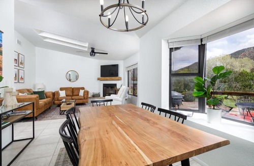 Oak Creek House | Stylish Townhome on Golf Course Red Rock View